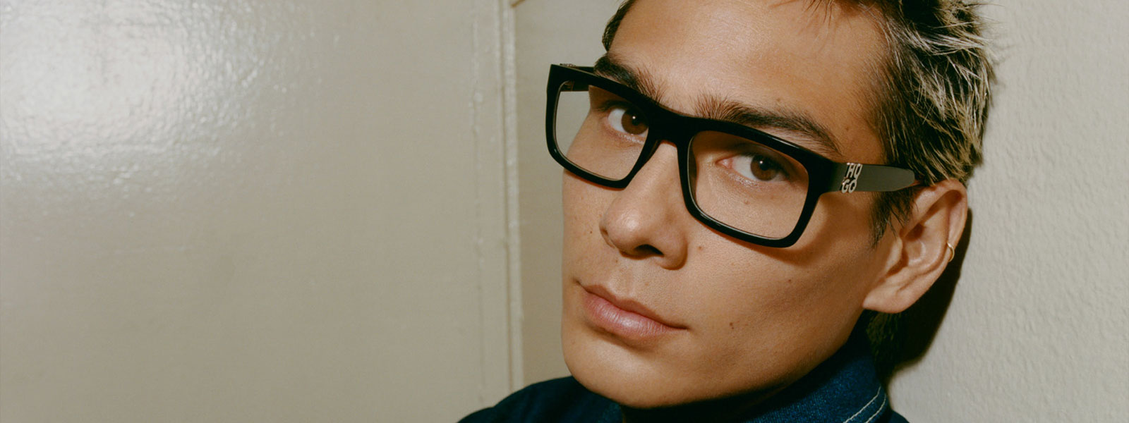 Hugo: Junger Mann mit Brille